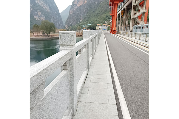 Differences in design principles and aesthetic expressions of stone railings in ancient building restoration and modern garden landscape