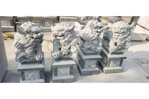 How to choose appropriate art sculptures as protective facilities according to the architectural style?